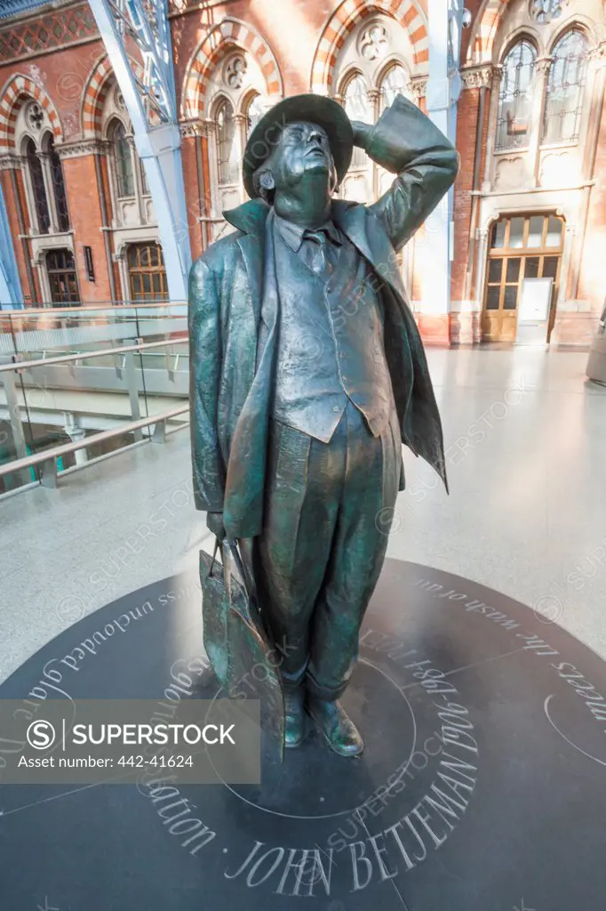 Statue of Sir John Betjeman by Martin Jennings at St Pancras Railway Station, Kings Cross, London, England