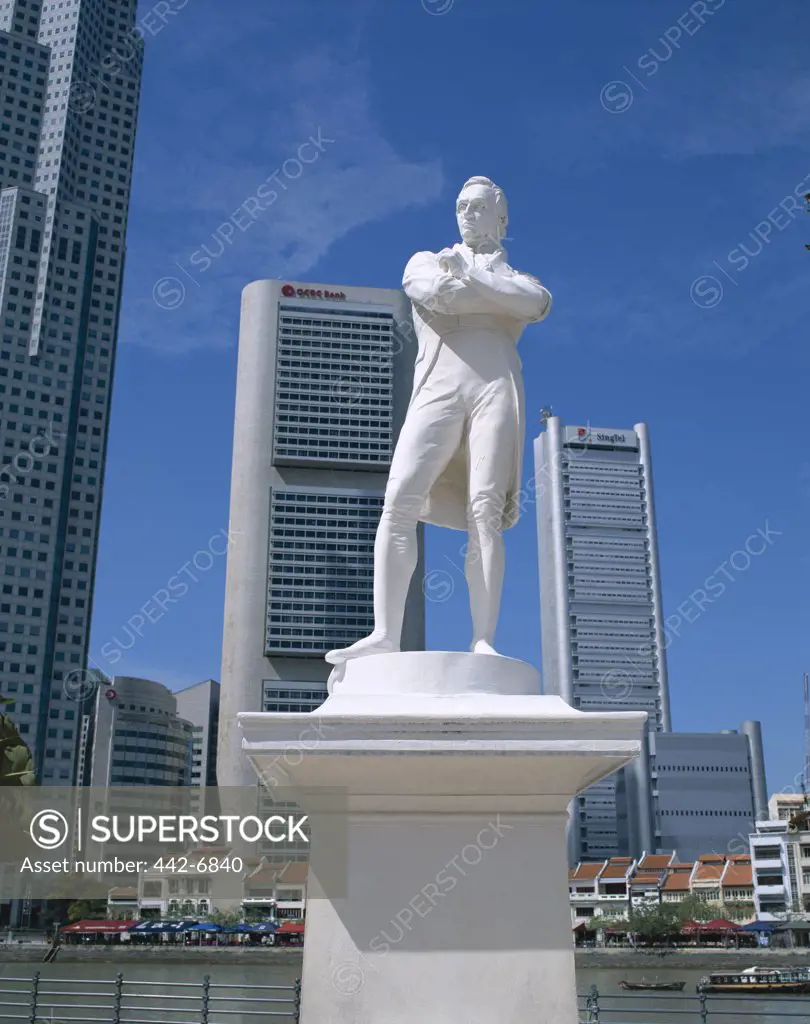 Low angle view of a statue, Sir Thomas Raffles Statue, Raffles Landing Site, River Walk, Singapore