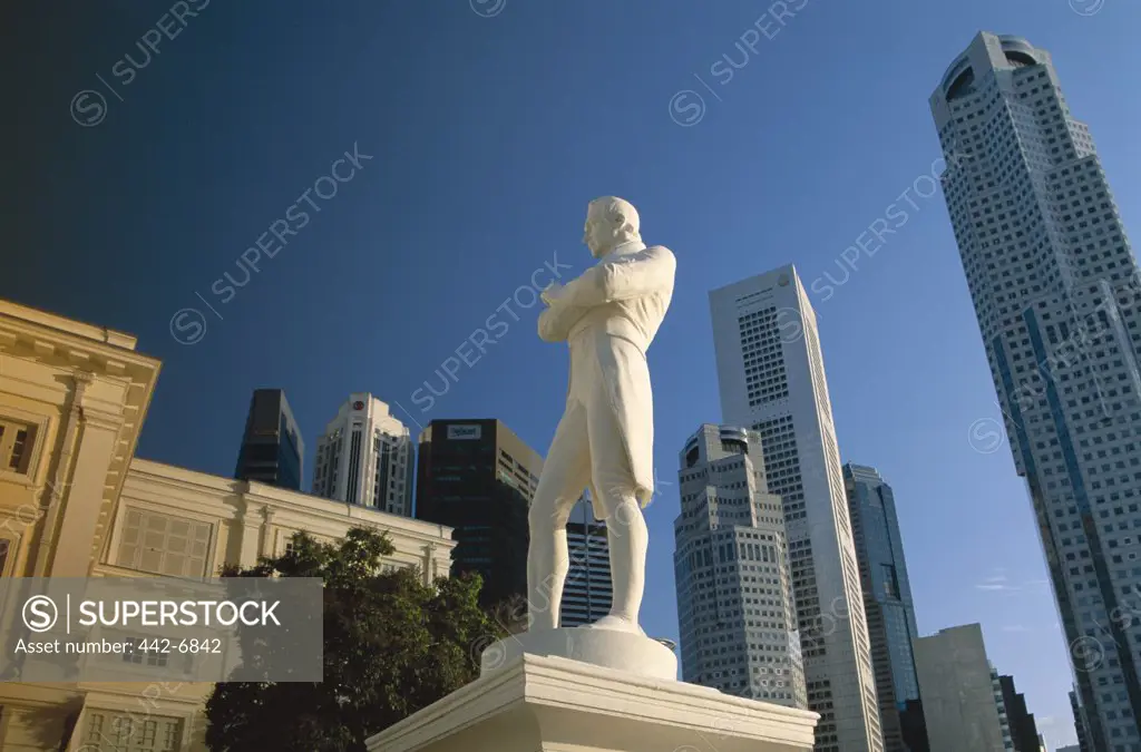 Low angle view of a statue, Sir Thomas Raffles Statue, Raffles Landing Site, River Walk, Singapore