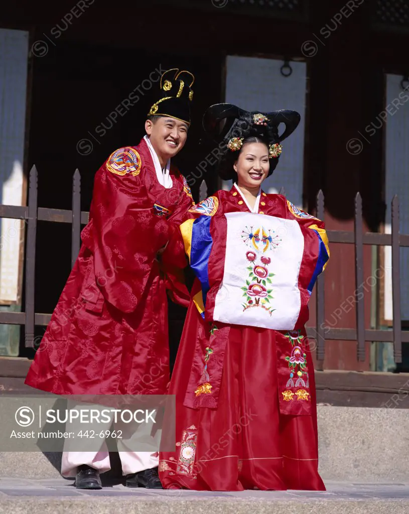 Newlywed couple dressed in traditional wedding costumes, Kyongbokkung Palace, Seoul, South Korea