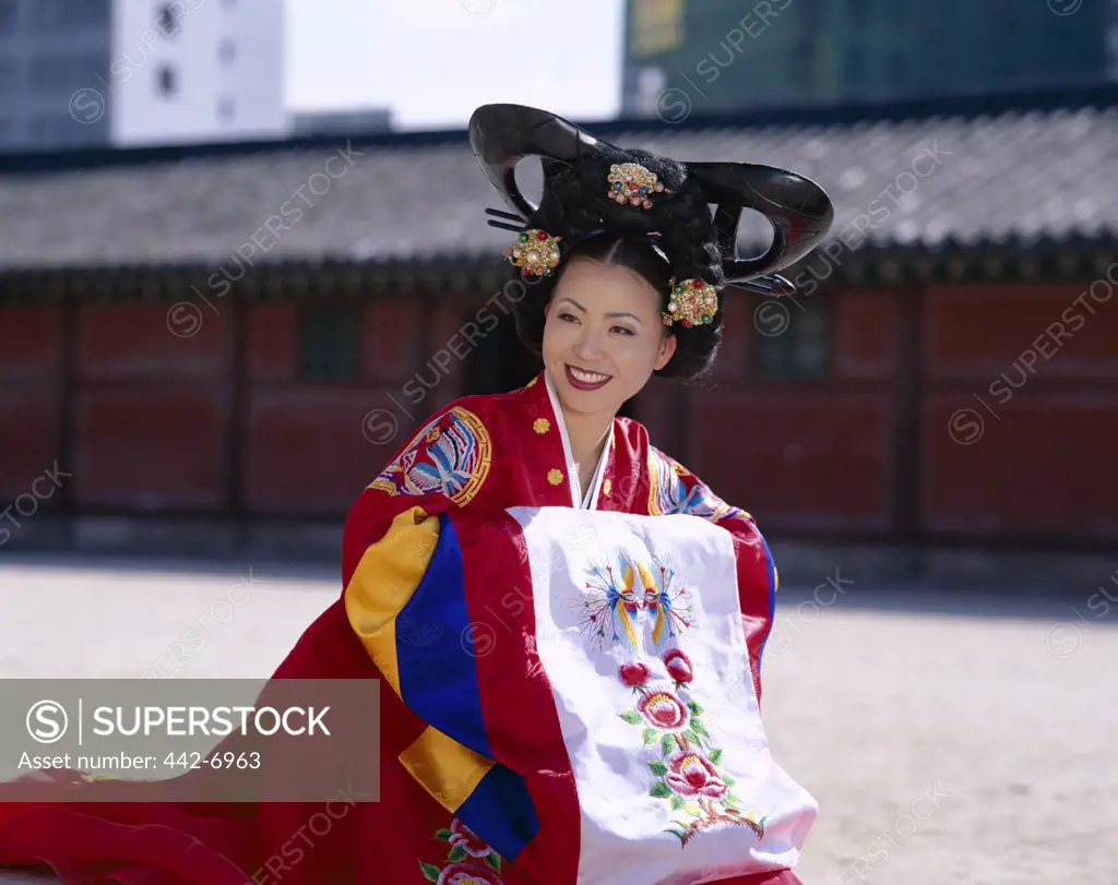 Bride dressed in a traditional wedding costume, Kyongbokkung Palace, Seoul, South Korea