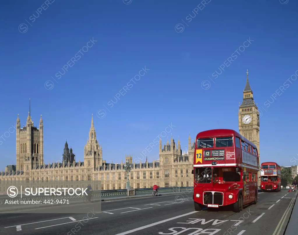 Double-decker busses in front of Big Ben and the Houses of Parliament, Westminster, London, England