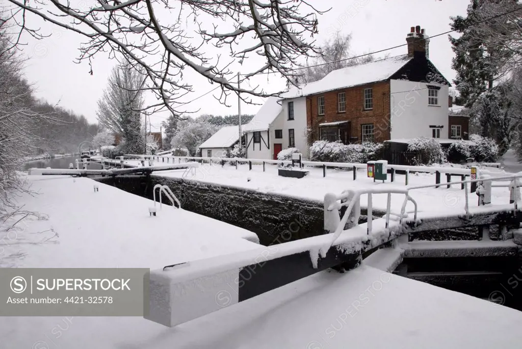 Canalside path and locks covered with snow, Grand Union Canal, Berkhamsted, Hertfordshire, England, winter