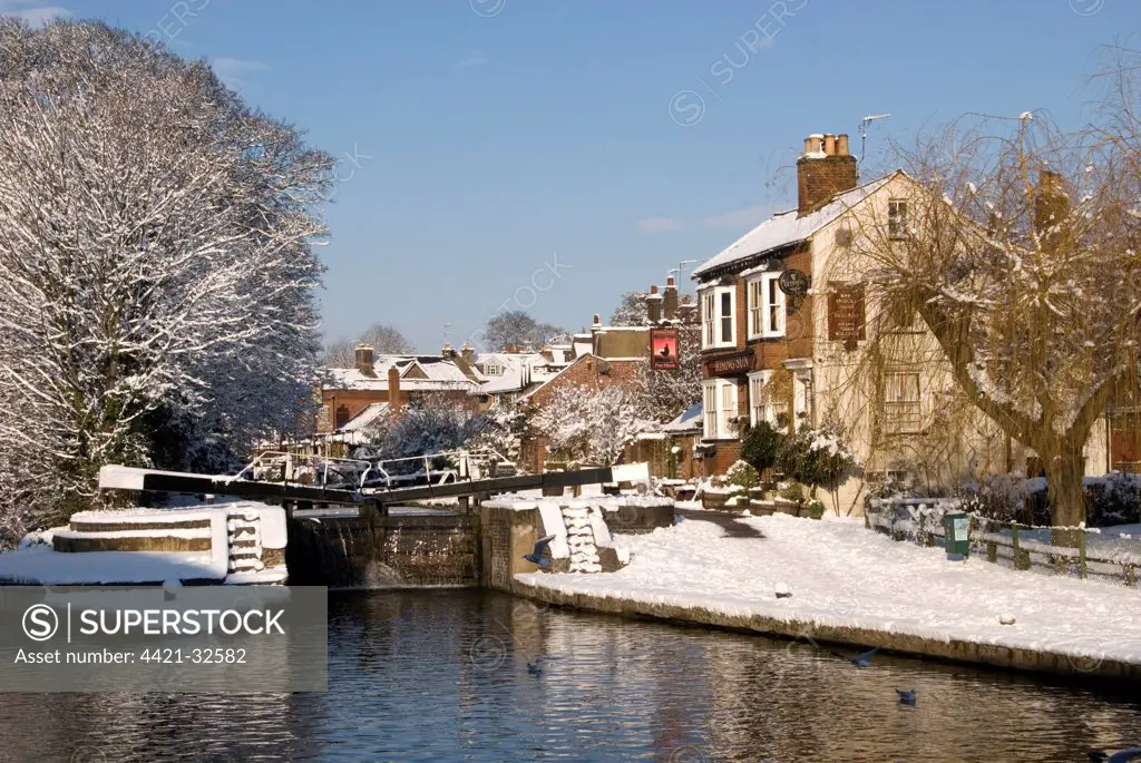 The 'Rising Sun' pub, canalside path and locks in snow, Grand Union Canal, Berkhamsted, Hertfordshire, England, winter
