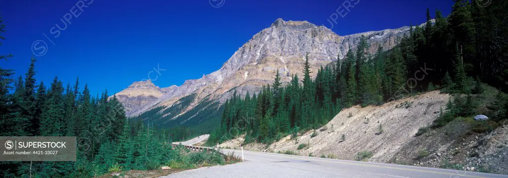 America-Nth Canada Road to Lake Moraine, Banff National Park, Canada