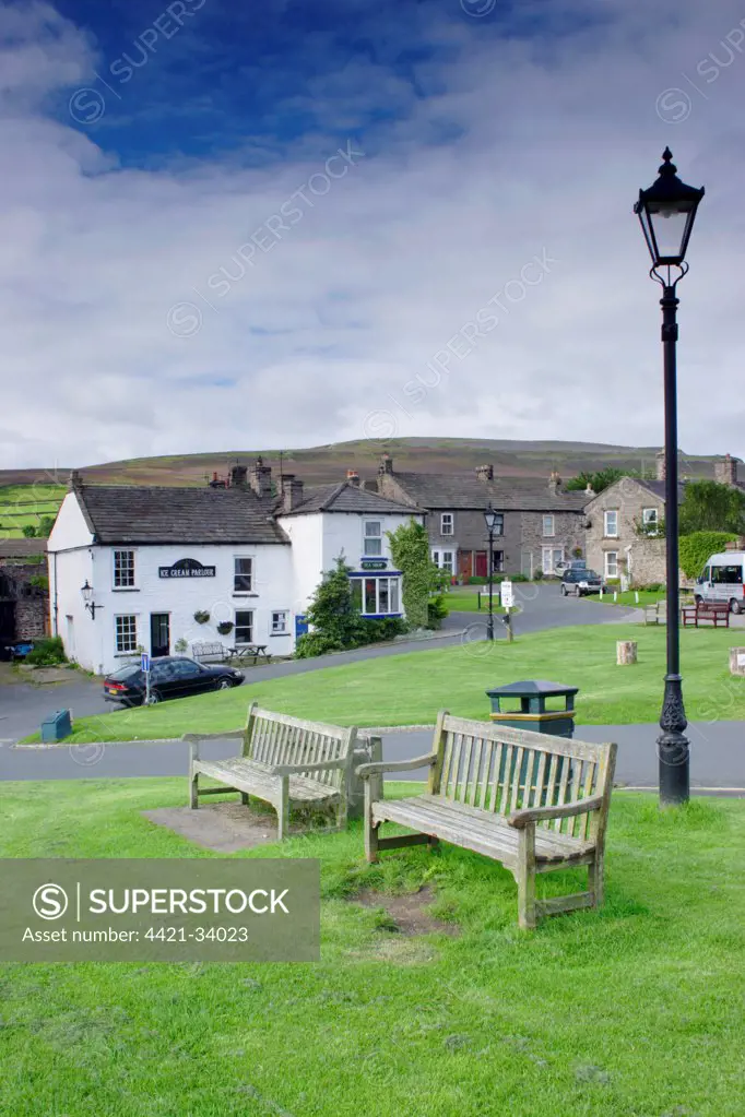 Village green with benches and lamppost, Reeth, Swaledale, Yorkshire Dales N.P., North Yorkshire, England, august