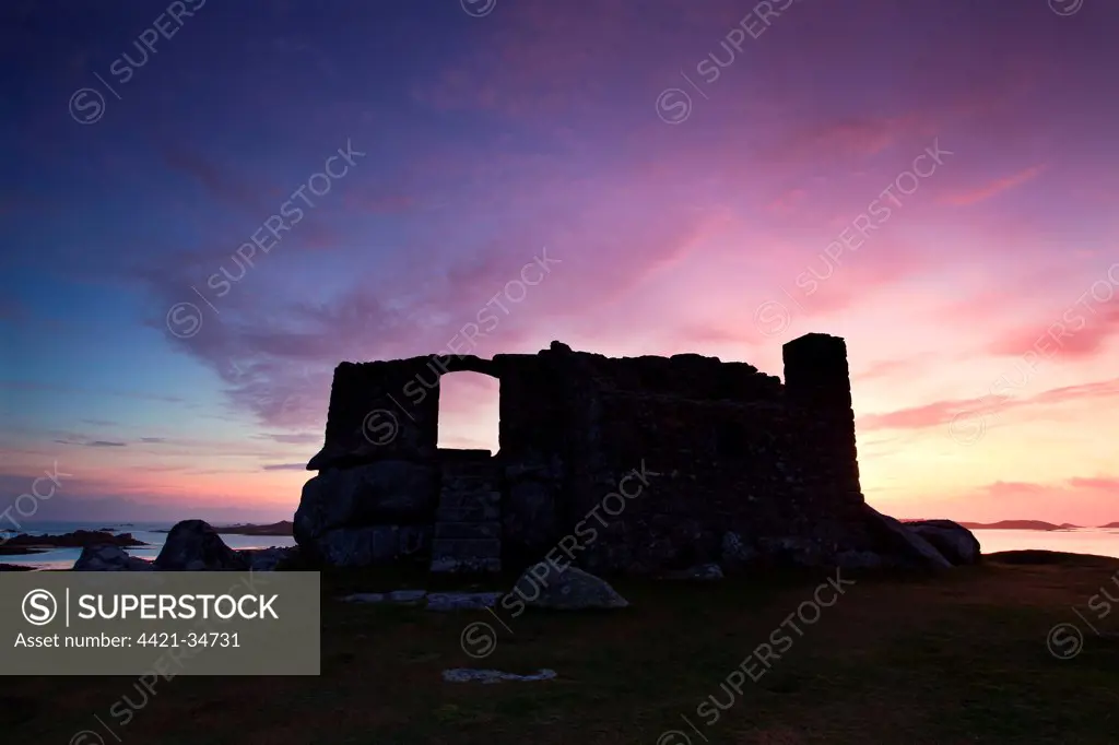 16th century fort built to defend harbour silhouetted at sunrise, The Blockhouse, Block Point, between Green Porth and Cook's Porth, Old Grimsby, Tresco, Isles of Scilly, England, september