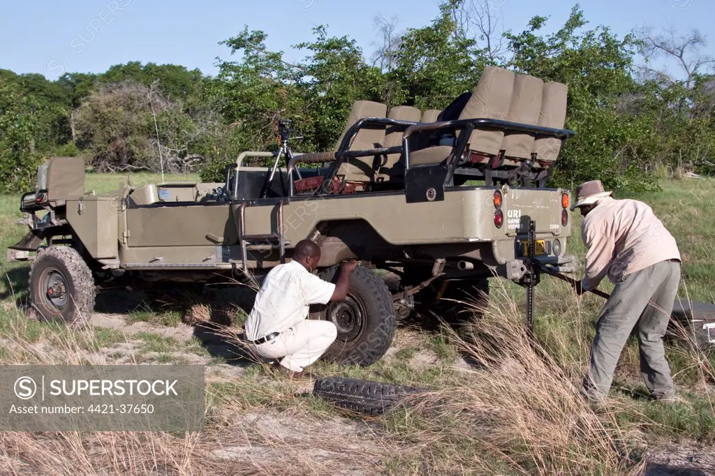 Fixing a flat tyre in the African bush Uri 4 wheel drive,