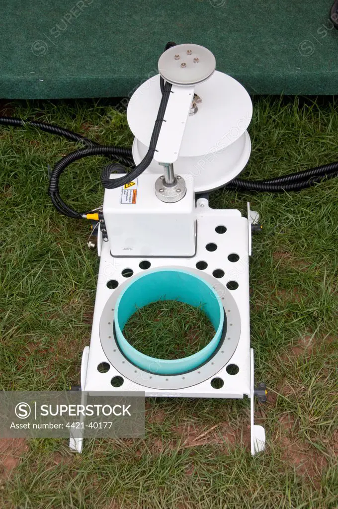 Device for measuring methane coming from grassland after application of slurry, England, may