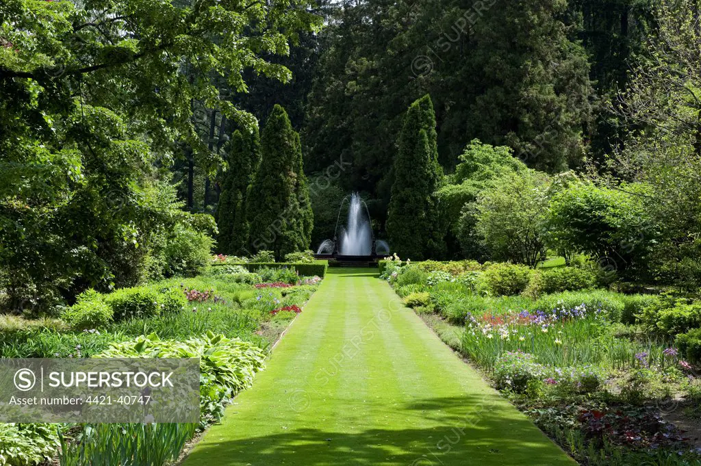 Formal garden with fountain, Villa Taranto, Lake Maggiore, Piedmont, Italy