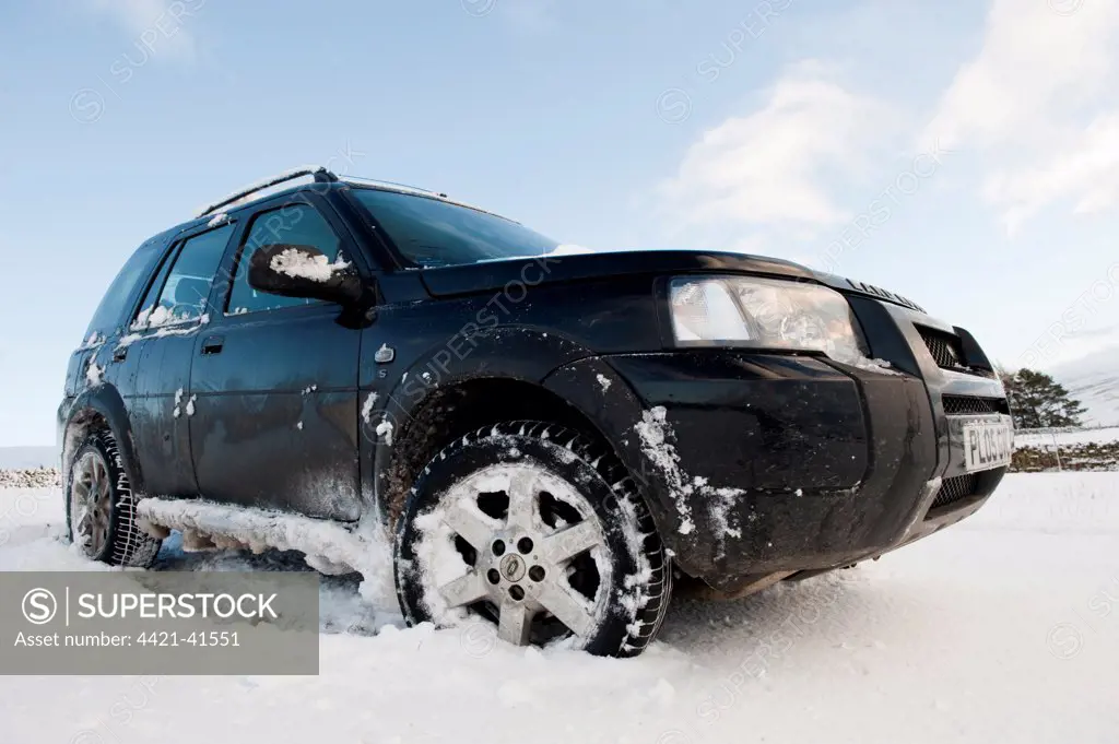 Land Rover Freelander in snow, Cumbria, England, winter