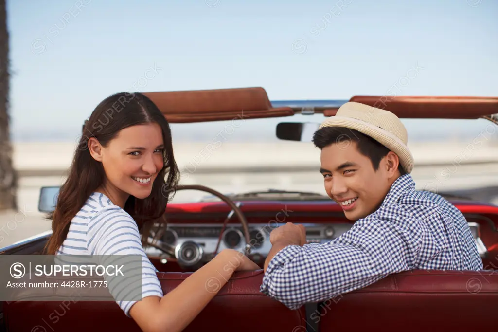 Los Angeles, USA, Smiling couple sitting in convertible