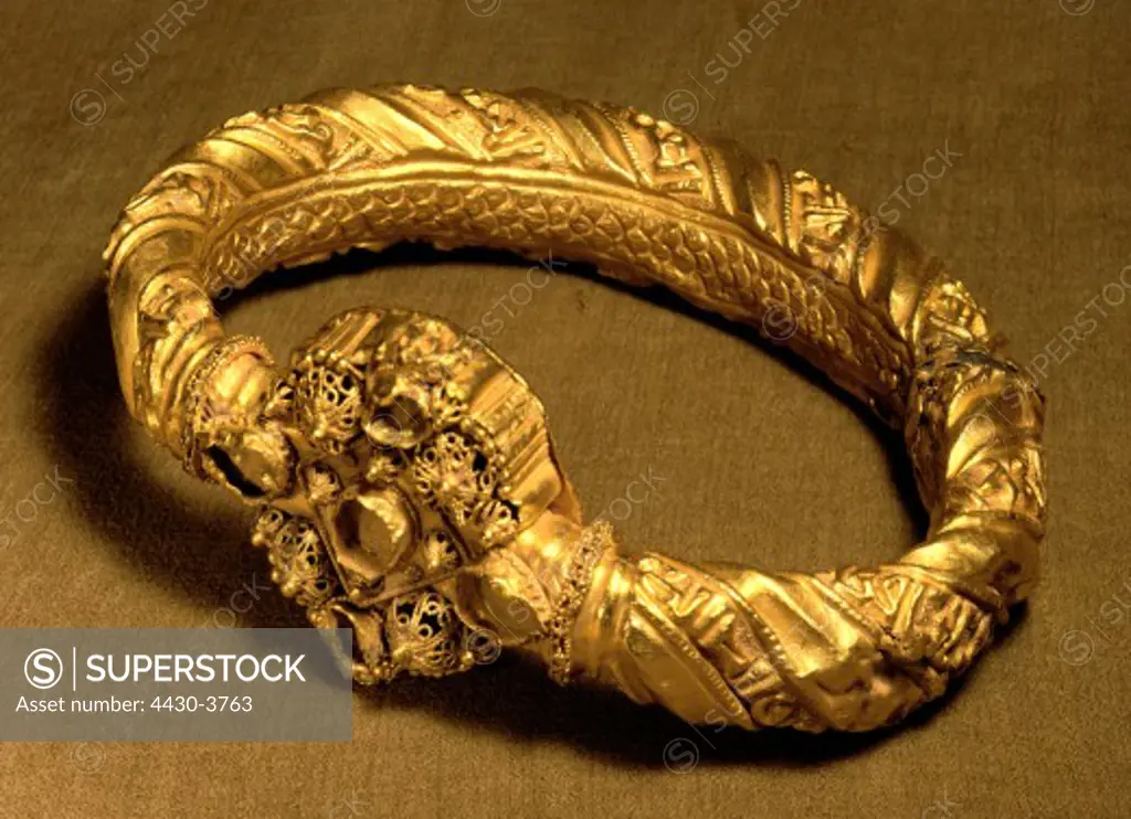 fine arts, Islamic Art, sculpture, bracelet, gold sheet, Euphrates area, Syria, 11th century, Damascus National Museum,