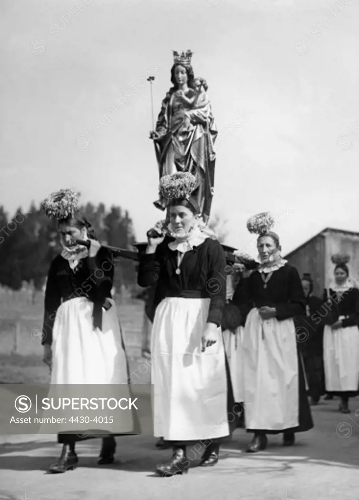 festivities Easter Easter procession women in traditional costumes carrying statue of the Virgin Mother Black Forest 4.4.1934,