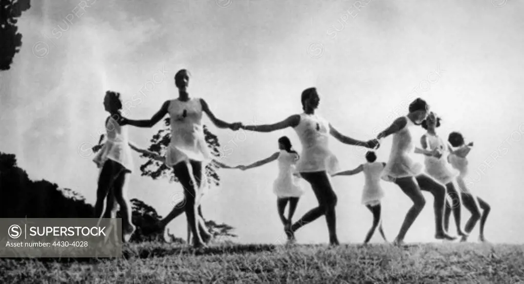 National Socialism organisations League of German Girls (Bund Deutscher Maedel BDM) BDM maidens doing a round dance late 1930s,