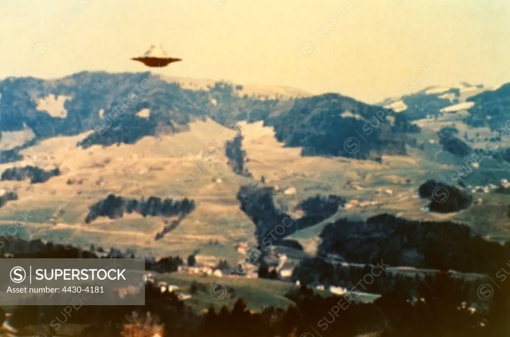 astronautics unidentified flying object (UFO) ufos show flight of Semiases ship Bachtelh_rnli-Unterbachtel Switzerland 8.3.1976,