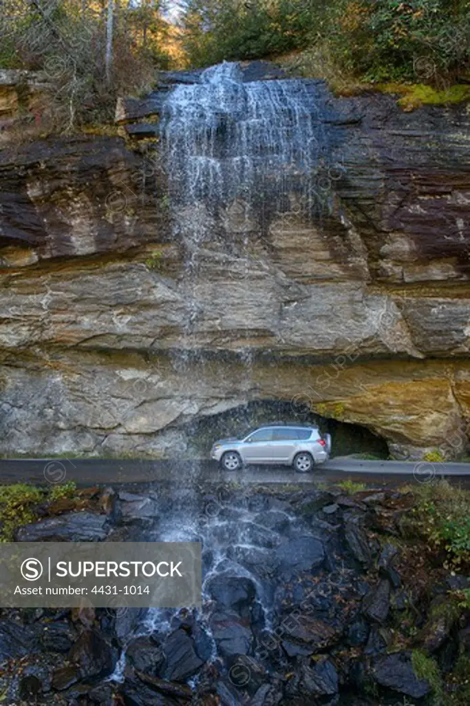 USA, North Carolina, Transylvania County, Dupont State Forest, Waterfall over road in Smoky Mountains