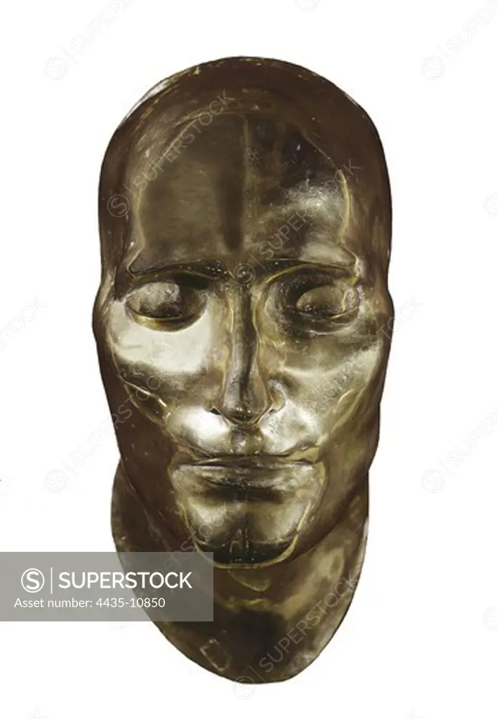 NAPOLEON I Bonaparte (1769-1821). French military man and politician, Emperor of France (1804-1815).; ANTOMMARCHI, Franois (1780-1838). Napoleon's physicianat St. Helena. Napoleon I's funerary mask. Golden reproduction of the original mask made by doctor Antommarchi. Sculpture. SPAIN. CASTILE-LA MANCHA. Toledo. Army Museum.