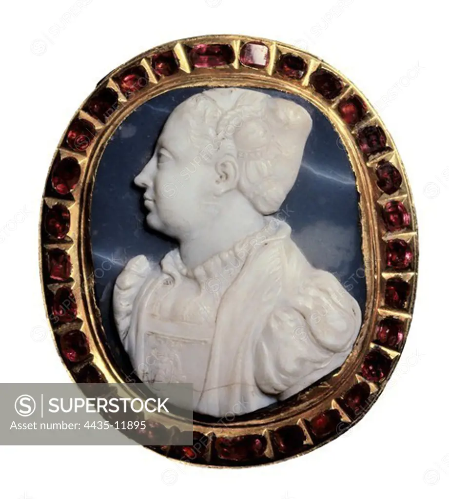 CATHERINE de Medicis (1519-1589). Queen of France (1547-1559), wife of Henry II. Cameo with the image of Catherine de Medicis. Jewelry. ITALY. TUSCANY. Florence. Silver Museum (Pitti Palace).