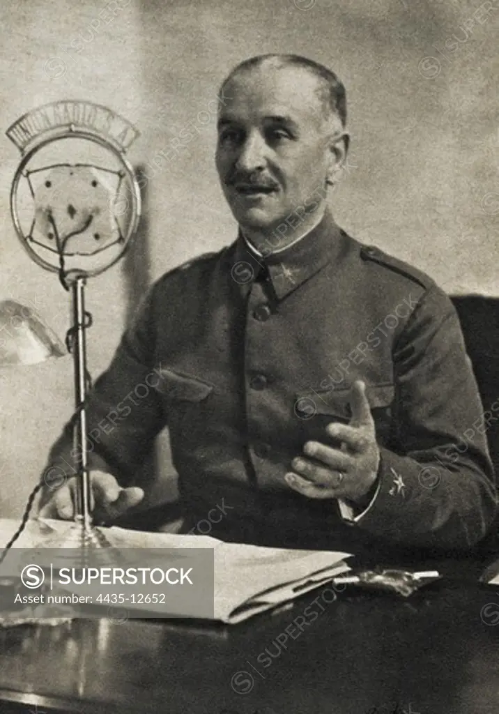 QUEIPO DE LLANO, Gonzalo (1875-1951). Spanish Army Officer during the Civil War. Queipo talking in 'UniÑn Radio Sevilla'. SPAIN. Sevilla.