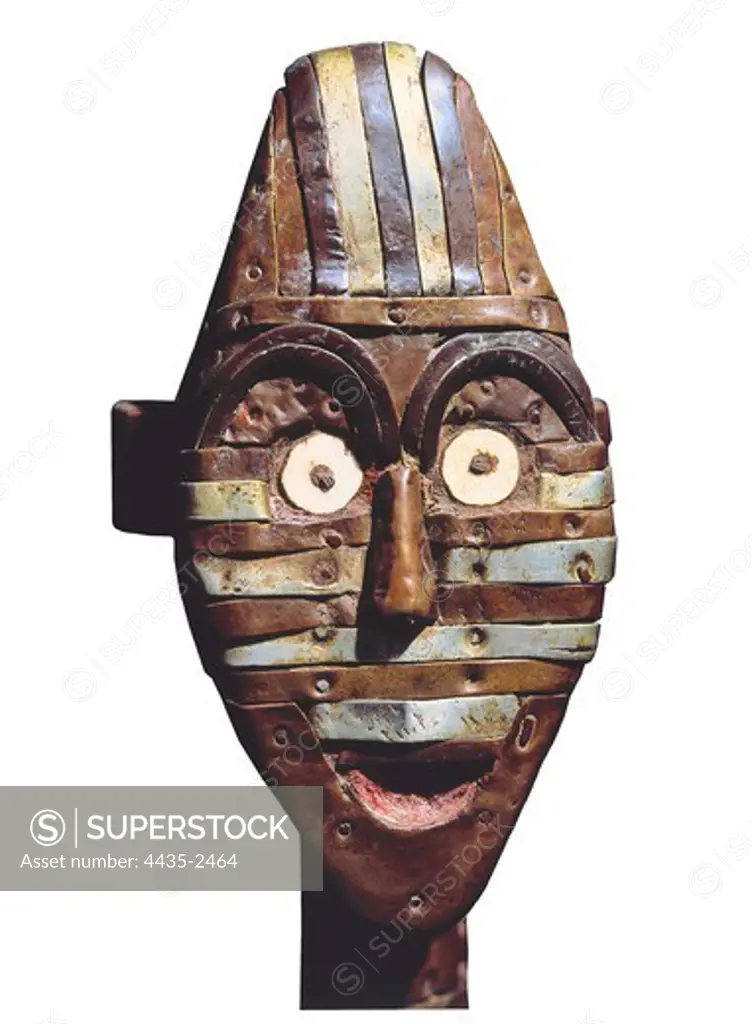 Reliquary Guardian Figure (ethnicity Kota, Fang). They protect the relics of the ancestors and are helpful to communicate with their gods and to curse their wives in case of infidelity. African art. Mixted Technic. Proc: GABON.