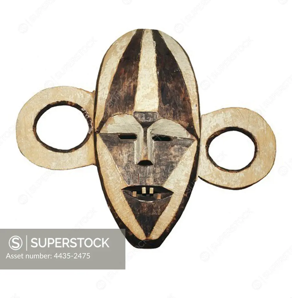 War mask pongdudu, made by Boa people (Congo). Used to engender fear in the enemy and served during war and dances. African art. Decorative Arts. BELGIUM. FLANDERS. BRABANT. Tervuren. MusŽe Royal de l'Afrique Central (Royal Museum for Central Africa).