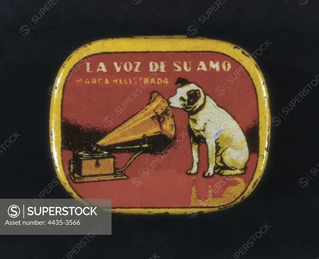 Metal box for storing Styli. It bears the emblem of the Englisch record label and music brand HMV 'His Master's Voice' (La voz de su amo). Beginning of 20th c.