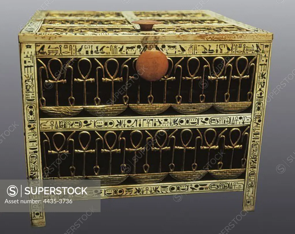 Jewelry and amulets casket. 1333 BC. Wood and ivory with gold and silver overlay. From Tutankhamun's Tomb. Egyptian art. New Kingdom. Furniture. EGYPT. CAIRO. Cairo. Egyptian Museum. Proc: EGYPT. QUENA. Dayr al-Bahri. Valley of the Kings. Tomb of Tutankhamun.