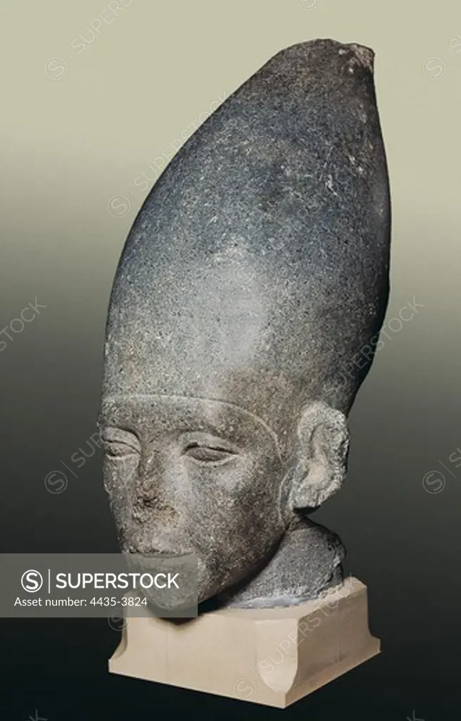 Head of Amenemhat I. 1991 -1962 BC. Represented with the white crown. Egyptian art. Middle Kingdom. Sculpture on rock. EGYPT. CAIRO. Cairo. Egyptian Museum. Proc: EGYPT. Kom el-Hisn. Tomb of Khesu-wer.