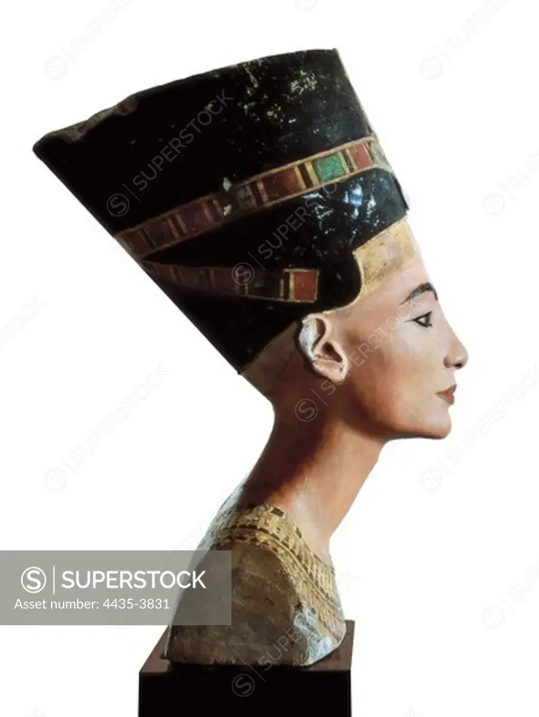 Bust of Nefertiti. s.XIV BC. 18th Dynasty. Polychrome limestone. Egyptian art. New Kingdom. Sculpture on rock. GERMANY. BERLIN. Berlin. Altes Museum. Proc: EGYPT. MENIA. Amarna.