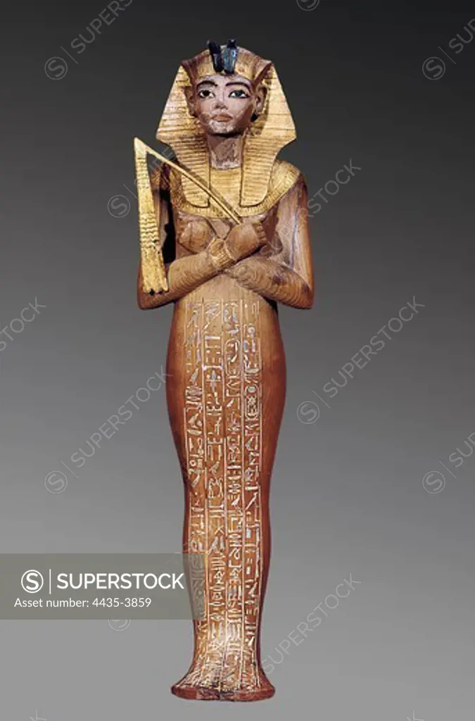 Shabti figure of the king. 1370 -1352 BC. Tomb of Tutankhamun. Represented as Osiris. Painted wood. Egyptian art. New Kingdom. Sculpture on wood. EGYPT. CAIRO. Cairo. Egyptian Museum. Proc: EGYPT. QUENA. Dayr al-Bahri. Valley of the Kings. Tomb of Tutankhamun.