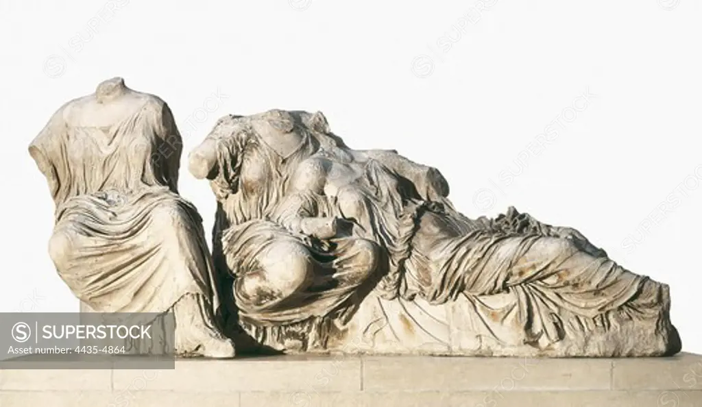 PHIDIAS (490 -431 BC). Figures of 3 goddesses from the east pediment of the Parthenon. 438 - 432 BC. Hestia or Vesta, Dione and Aphrodite. Classical Greek art. Sculpture on marble. UNITED KINGDOM. ENGLAND. London. The British Museum. Proc: GREECE. ATTICA. Athens. Acropolis. Parthenon.