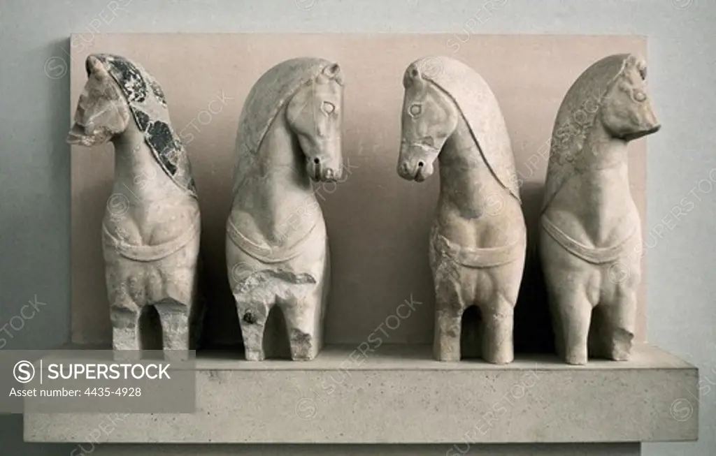 Four chariot  horses. ca.  570 BC. Archaic Greek art. Sculpture on marble. GREECE. ATTICA. Athens. Acropolis. Acropolis Museum.