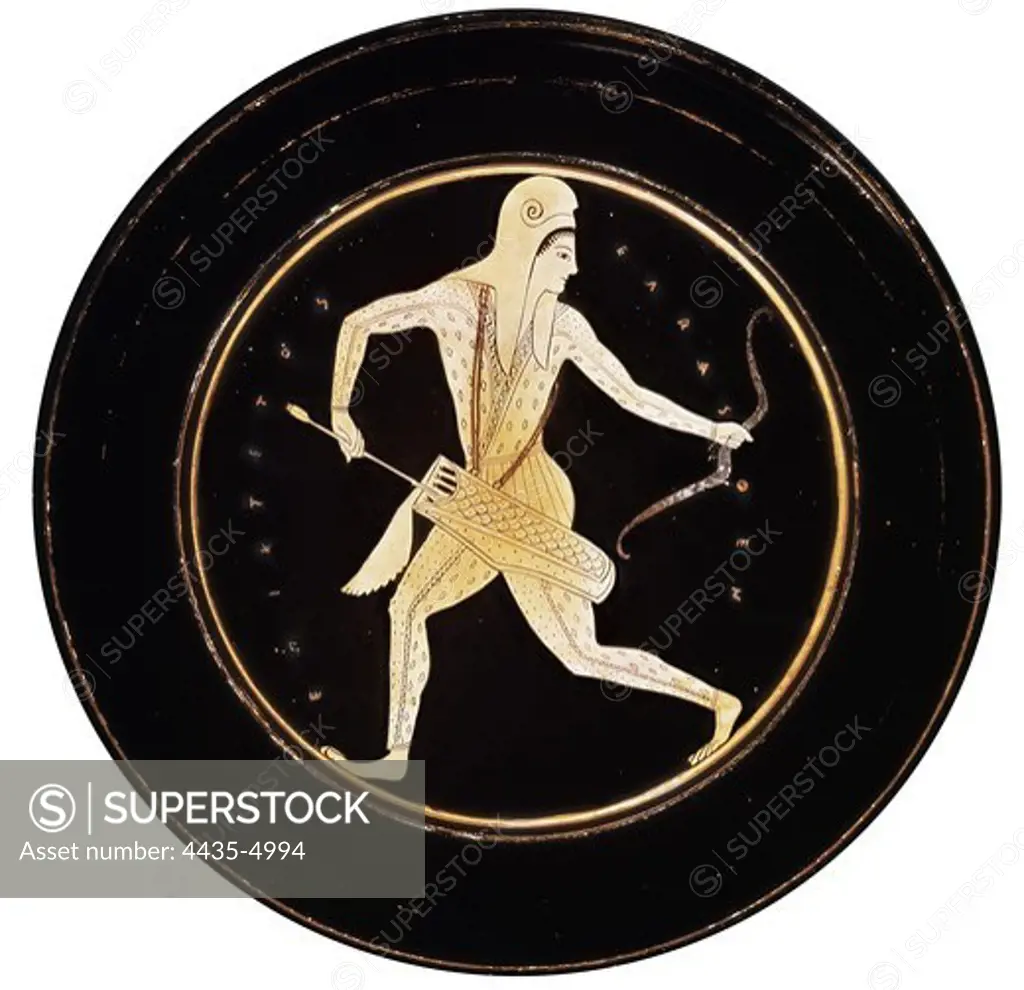 EPICTETUS (6th century  BC). Red-figured plate. 520 -500 BC. Persian archer. Archaic Greek art. Ceramics. UNITED KINGDOM. ENGLAND. London. The British Museum. Proc: GREECE. ATTICA. ATHENS. Athens.