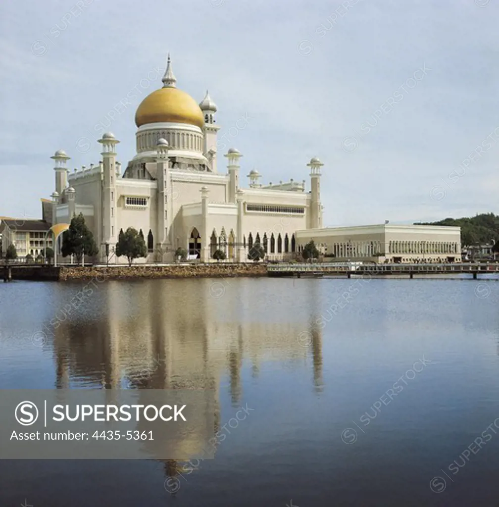 BRUNEI. BRUNEI AND MUARA. Bandar Seri Begawan. Omar Ali Saifuddin Mosque.