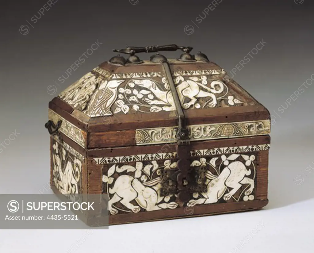 Small chest of the hares. 11th -12th c. Made with larch and aloe wood and bone figures. Romanesque art. Furniture. SPAIN. MADRID (AUTONOMOUS COMMUNITY). Madrid. National Museum of Archaeology. Proc: SPAIN. CASTILE AND LEON. LeÑn. Royal Collegiate Church of San Isidoro.