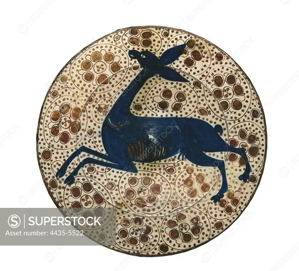 Dish with representation of a deer. 1425. Traditional pottery with arabic influence. Mudejar art. Ceramics. SPAIN. MADRID (AUTONOMOUS COMMUNITY). Madrid. National Museum of Archaeology. Proc: SPAIN. VALENCIAN COMMUNITY. VALENCIA. Manises.