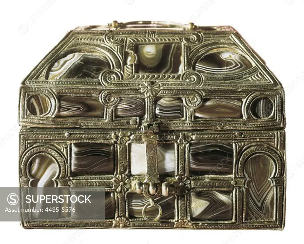 Small chest of the agates. 11th c. Made of silver, agate and wood. Mozarabic art. Jewelry. SPAIN. MADRID (AUTONOMOUS COMMUNITY). Madrid. National Museum of Archaeology. Proc: SPAIN. CASTILE AND LEON. LeÑn. Royal Collegiate Church of San Isidoro.