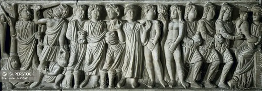 Frieze. Constatine's period. 4th c. The front part of the sarcofagus. An orator at the center of the frieze. Left side: the Miracle of the seven loaves and fishes (Jesus is between St. Peter and St. Paul), the Sacrifice of Isaac, and the Raising of Lazarus. Right side: Adam and Eve, and the Three Magi adoring the Virgin and child. Located in Santo Domingo el Real. Toledo. Spain.