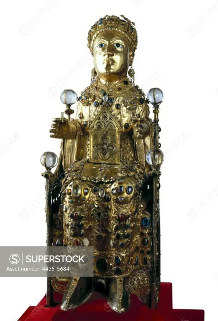 Statue-reliquary of Sainte Foy. 985. FRANCE. Conques. Äglise abbatiale de Sainte Foy (Abbey Church of St. Foy). Gold and precious stones. Romanesque art. Sculpture.