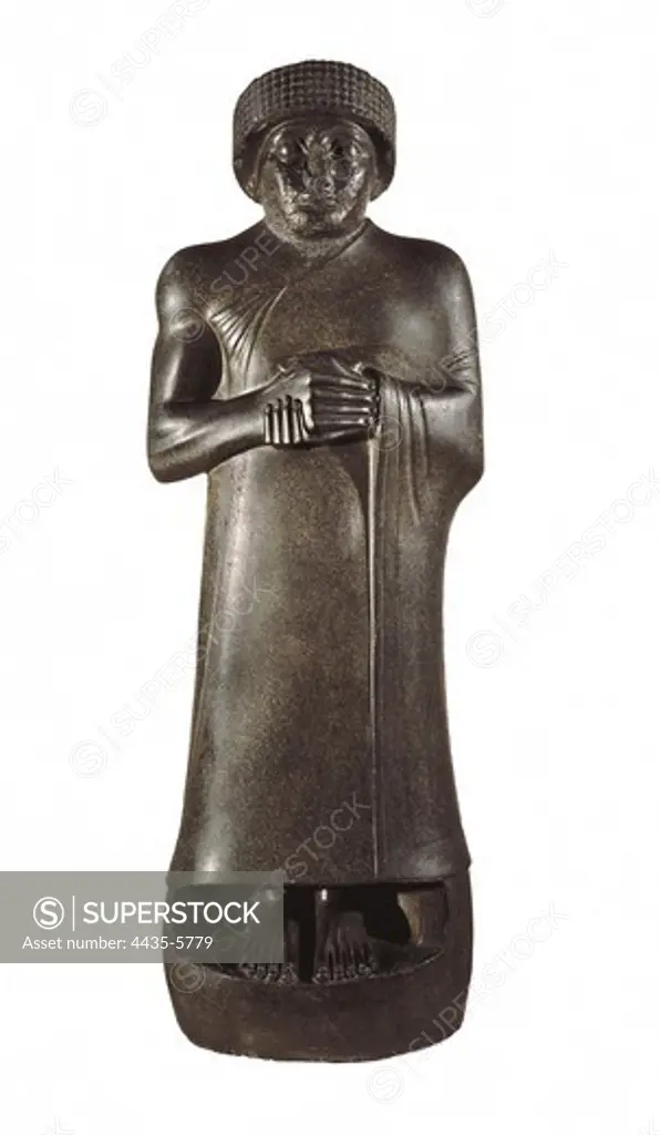 Statue of a King with clasped hands, possibly Gudea, Prince of Lagash. 2130 BC. Mesopotamian art. Sculpture on rock. FRANCE. ëLE-DE-FRANCE. Paris. Louvre Museum. Proc: IRAQ. Tello. Girsu.