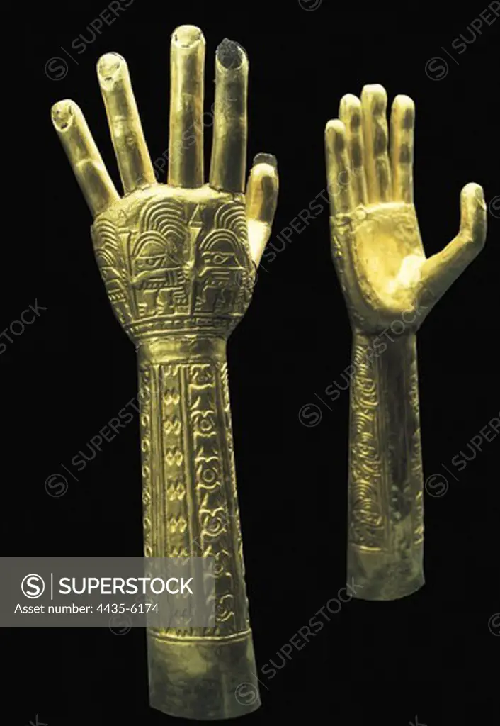 Ceremonial gold hands with embossed decoration. 800-1450. Chimu art. Jewelry. PERU. Lima. Peruvian Gold Museum.