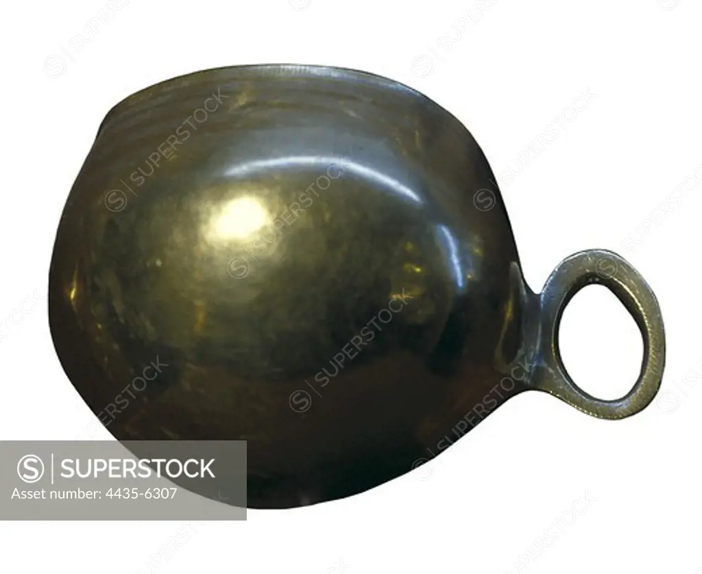 Round golden jug with a handle (1000-1500 BF). Bronze Age. Decorative Arts. SPAIN. GALICIA. Pontevedra. Pontevedra Museum.