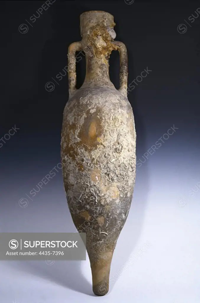 Hispano-Roman amphora used to carry oil, wine or cereal. It comes from the coast of Catalonia. Roman art. Early Empire. Ceramics.