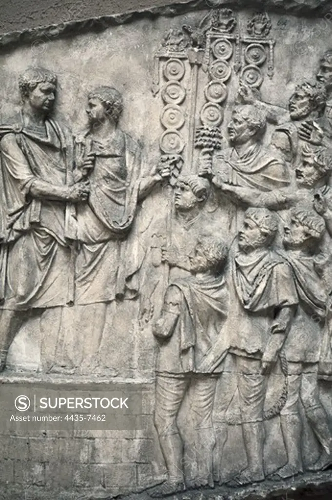 APOLLODORUS OF DAMASCUS (60-129). Column of Trajan. 110. ITALY. Rome. Forum of Trajan. First Dacian War. Trajan addressing his troops at the end of the campaign (101-102). Roman art. Early Empire. Relief on marble.