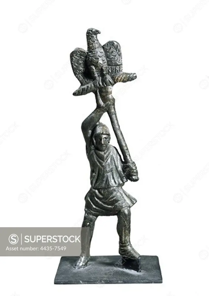 Standard bearer (aquilifer) of the Roman legions (1st c. AD). Roman art. Early Empire. Sculpture on bronze. ITALY. ABRUZZI. Chieti. National Museum of Archaeology. Proc: ITALY. ABRUZZI. L'AQUILA. Massa d'Albe. Alba Fucens.