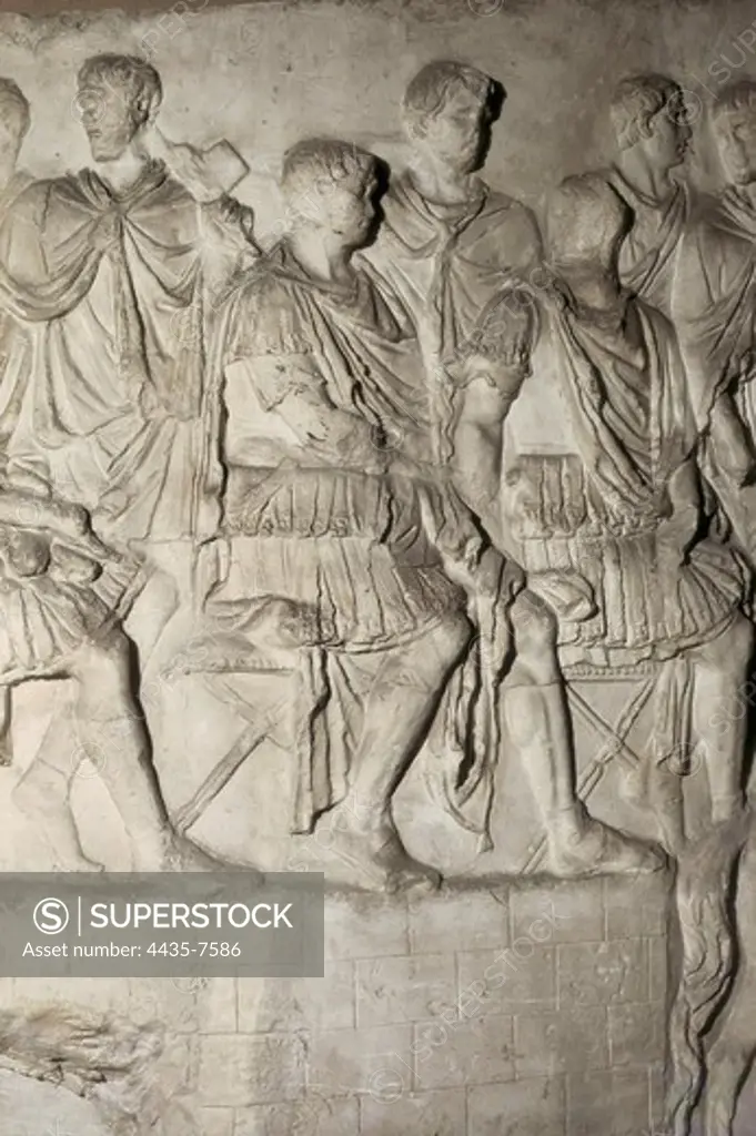 APOLLODORUS OF DAMASCUS (60-129). Column of Trajan. 110. ITALY. Rome. Forum of Trajan. First Dacian War. I Campaign. Trajan with his officers in a council of war. Roman art. Early Empire. Relief on marble.