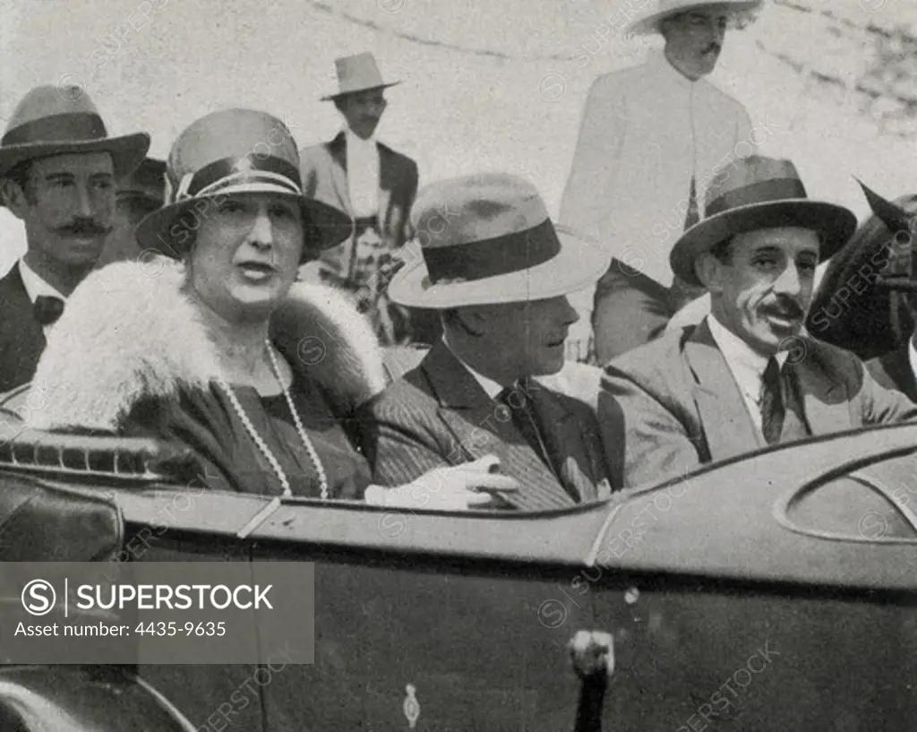Spain (1928). Kingdom of Alfonso XIII. The kings Alfonso XIII (right), Victoria Eugenia and the Prince of Wales visiting Sevilla.