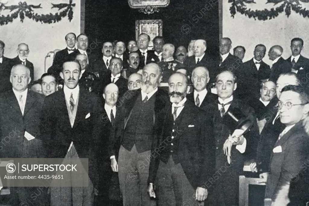 Spain (1923-1930). Miguel Primo de Rivera (left) and Alfonso XIII (by him) in the Unin Internacional de Bibliograf’a y Tecnolog’a Cient’ficas.