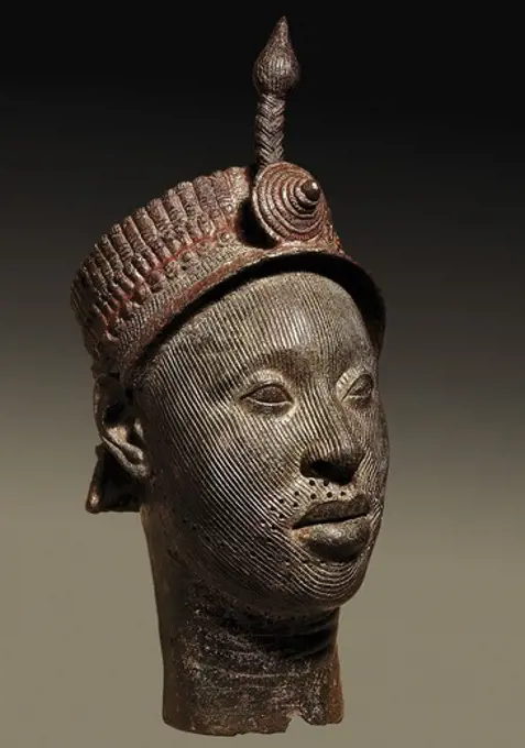 Bronze head with beaded crown and plume. 12th-14th c. King of Oni, king of Ife. Yoruba art. Sculpture on bronze. UNITED KINGDOM. ENGLAND. London. The British Museum. Proc: NIGERIA. OYO. Ife.